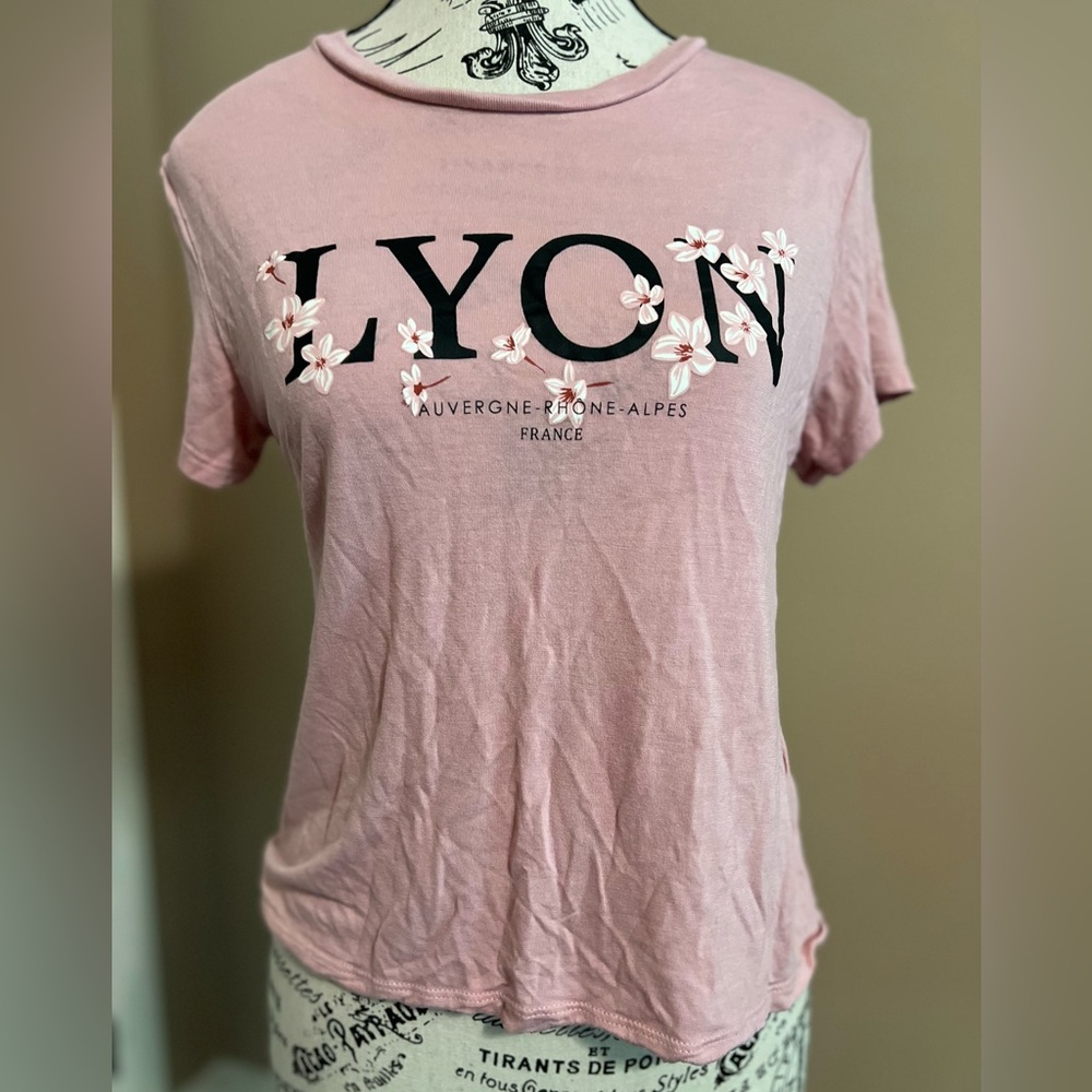 Pink short t-shirt with the word LYON on it.